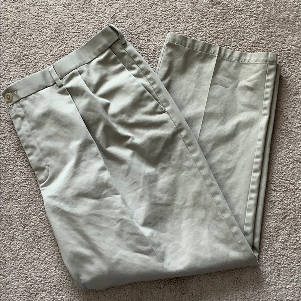 Men’s Haggar Classic Fit Khakis. Size 44x30.
